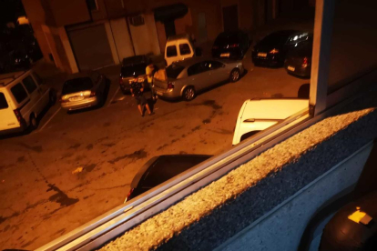 Imatge d'una de les nits d'incompliment de confinament nocturn al barri Sant Josep Obrer.
