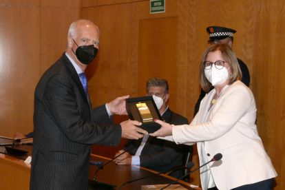 Moment en què l'ex-alcalde de Cambrils Josep Maria Panicello ha rebut la Medalla d'Honor de la Vila en reconeixement al seu compromís ferm i continuat amb la ciutat