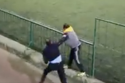 Captura del video de la pelea entre los dos padres