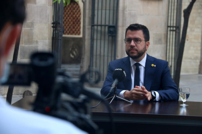 Una cámara graba al presidente de la Generalitat, Pere Aragonès, durante la entrevista con ACN.