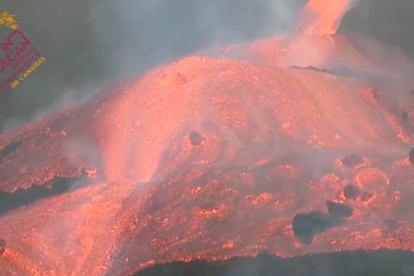 La lava ha trencat el con del volcà.