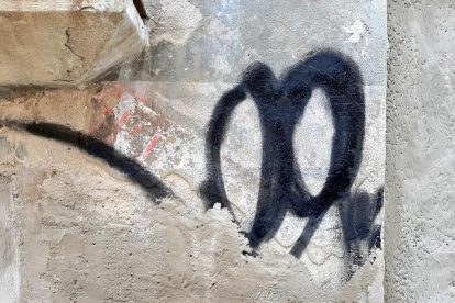 Imatge de la part del grafiti que queda per netejar.