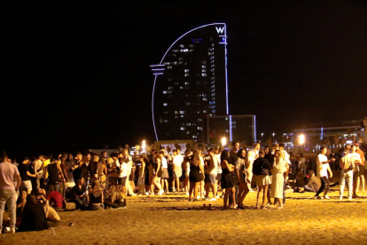 La platja de la Barceloneta vora la una de la matinada la primera nit de toc de queda.