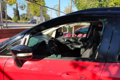 Imatge de les destrosses en un dels vehicles estacionats al barri del Pilar la matinada del dia 12 d'octubre.