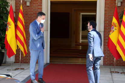 El presidente español, Pedro Sánchez, saluda al jefe del Govern, Pere Aragonès, en la escalera de la Moncloa antes de reunirse el 29 de junio de 2021.
