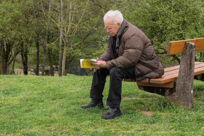 Imagen de archivo de un hombre leyendo un libro.