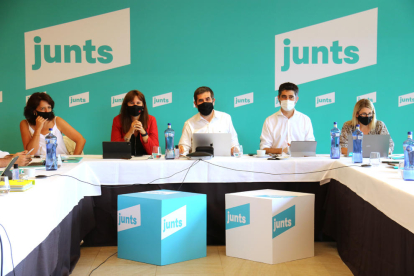 Pla conjunt d'Anna Erra, Laura Borràs, Jordi Sànchez, Jordi Puigneró i Elsa Artadi a la reunió de l'executiva de JxCat.