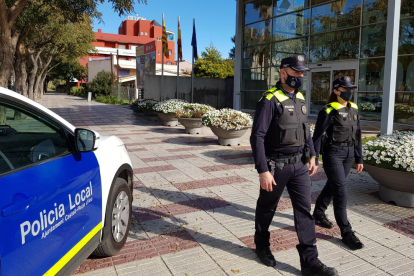 Una patrulla de la Policía Local de Platja d'Aro pasa por ante la comisaría.