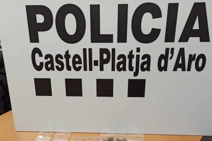 Detall dels diners i els embolcalls de droga que la Policia Local de Platja d'Aro va comissar al detingut per tràfic d'estupefaents.