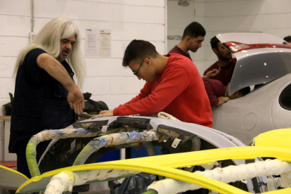 Plano abierto de un alumno del Centro de Formación Profesional de Automoción.