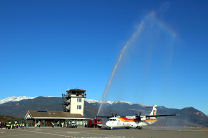 Plano general del bautizo del primer vuelo regular entre Andorra-La Seu y Madrid.