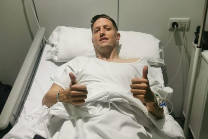 Una imatge del jugador a l'hospital.