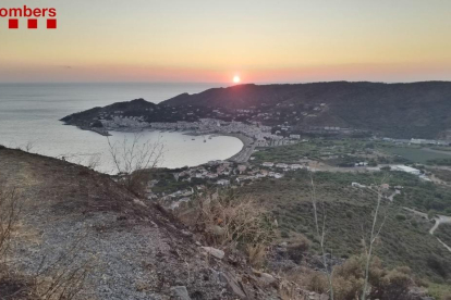 Imatge de l'incendi de Llançà aquest matí.