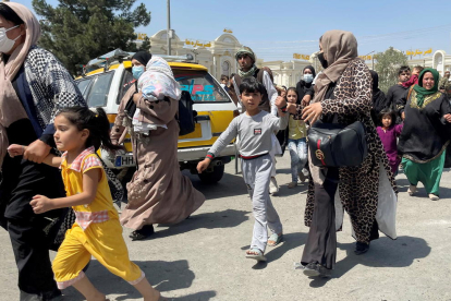 Mujeres con sus hijos intentan llegar al aeropuerto Hamid Karzai de Kabul.