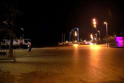 La plaza de Mar, en la Barceloneta, vacía después del toque de queda nocturno.