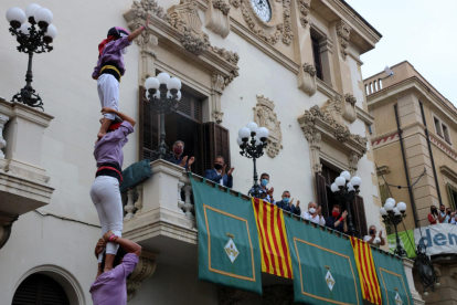 Pla obert contrapicat de la Colla Jove dels Xiquets de Tarragona entrant a la plaça de la Vila amb un pilar de 4.