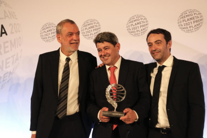 Els guanyadors del Premi Planeta 2021 Agustín Martínez, Jorge Díaz i Antonio Mercero.