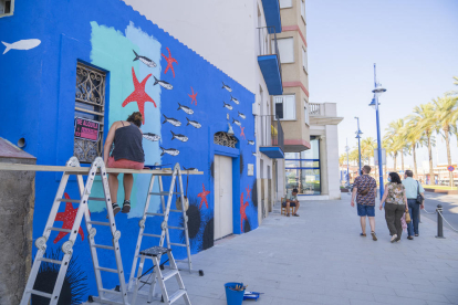 Tres nuevos murales en el Serrallo rememoran la historia del barrio de Tarragona