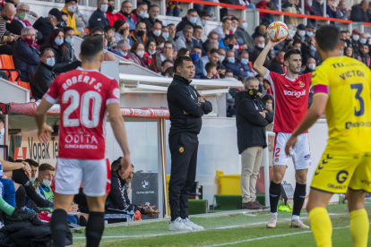 Raúl Agné observant des de la banda el partit del passat diumenge contra l'UCAM Murcia.