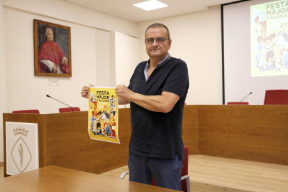 El regidor de Cultura, Josep M. Girona, mostrant el cartell.