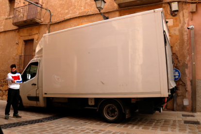 Un camión aparcado en el casco antiguo de Montblanc justo delante de una de las cámaras instaladas para controlar el tránsito rodado.