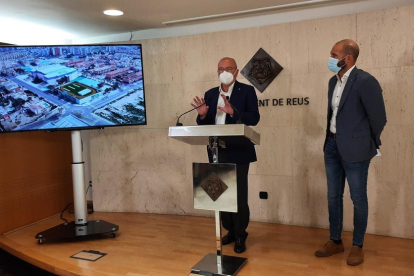 El alcalde, Carles Pellicer, y el regidor de Deportes, Josep Cuerba, durante la presentación del pliego de cláusulas para la licitación del proyecto.