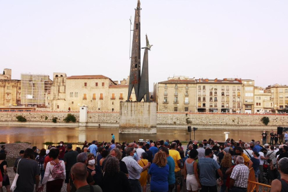 Un instant de la concentració davant el monument franquista.