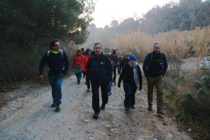 Participants en la caminada reivindicativa fins l'ermita de Puigcerver d'Alforja.
