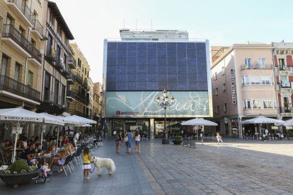Imatge d'arxiu de les terrasses dels diferents locals ubicats a la plaça del Mercadal a Reus.