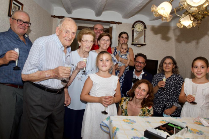 Josep Ferrando Granell acompañado de su familia.