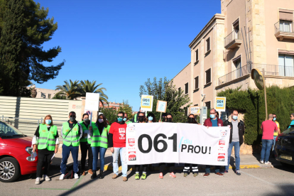 Plano general de los trabajadores del 061 delante de la sede del CatSalut de Tarragona.