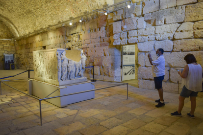 El cierre parcial de la sala, que ocupa la mitad del espacio, solo permite ver el Sarcófago de Hipólito por tres de los cuatro lados.