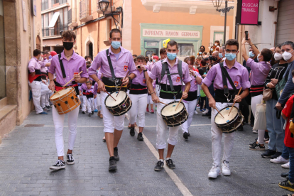 Els castellers de la colla Jove Xiquets de Tarragona entrado a plaza para participar en la diada castellera de Santa Teresa del Vendrell.