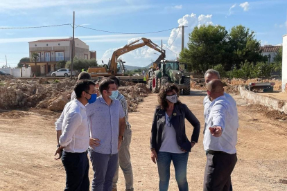 La consellera d'Acció Climàtica visitant les obres de restitució dels danys provocats pels aiguats al municipi d'Alcanar.