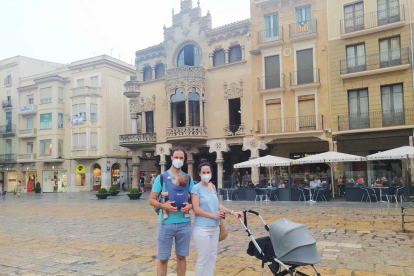 Mario Pozuelo con su familia delante la Casa Navàs después de visitar el espacio modernista durante su estancia en la ciudad.