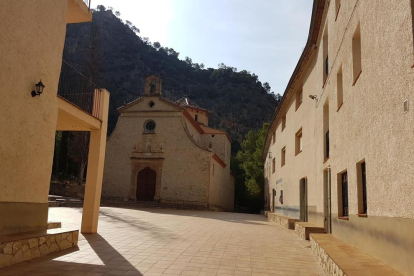Imagen de la ermita y el balneario de la Fontcalda de Gandesa.
