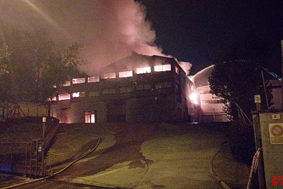 Imagen del incendio quemando una industria de fabricación de velas de Sentmenat.