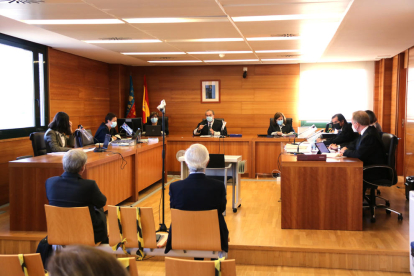 El expresidente d'Escal UGS, Recaredo del Potro (derecha) y el exconsejero|exconseller delegado, José Luis Martínez Dalmau (izquierda), sentados en el banquillo de los acusados en la primera jornada del juicio del Castor.