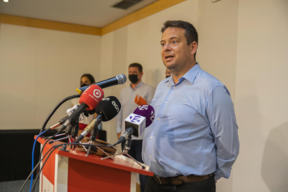 Klein durante la rueda de prensa en que su partido y la oposición anunció la moción de censura.