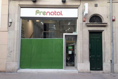La tienda Prenatal con la persiana bajada.