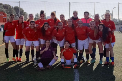 Las jugadoras del femenino del Nàstic celebrando la victoria en la última jornada contra el CF Cubelles.