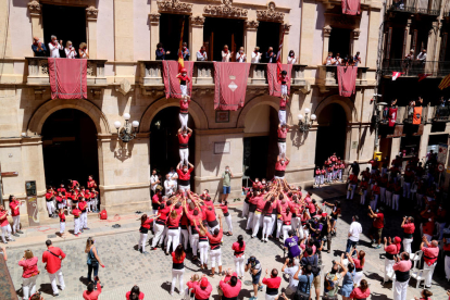 Los dos pilares que el Grupo Viejo y Jóvenes de los Niños de Valls a la plaza del Trigo en la festividad de Sant Joan.