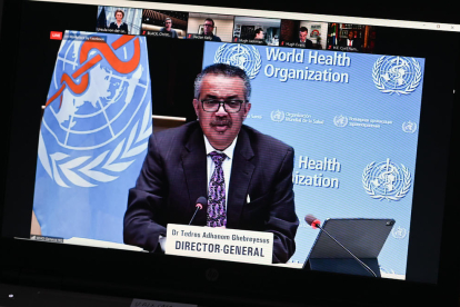 Tedros Adhanom, director general de l'Organització Mundial de la Salut (OMS), en una pantalla de la sala de control de transmissió de la Comissió Europea