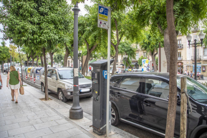 Si fins ara es pagaven tres euros per aparcar dues hores, la nova tarifa serà de quatre euros.