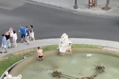 L'home banyant-se a la font del Centenari de la Rambla Nova de Tarragona.