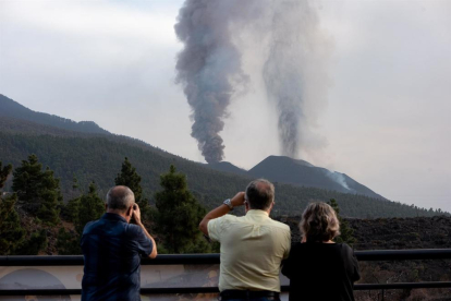 El volcà continua abocant cendra a tota l'illa de la Palma.