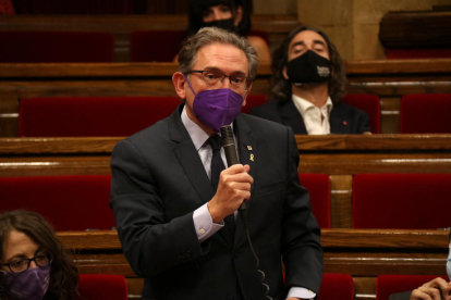 Imagen del consejero|conseller de Economía y Hacienda, Jaume Giró, en el Parlamento.