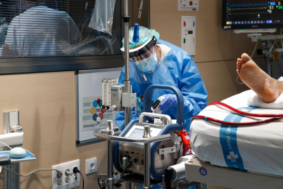 Una professional sanitària monitoritza un pacient covid ingressat a l'UCI de Vall d'Hebron.