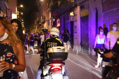 La Guàrdia Urbana pels carrers de Gràcia e en el primer cap de setmana sense toc de queda.