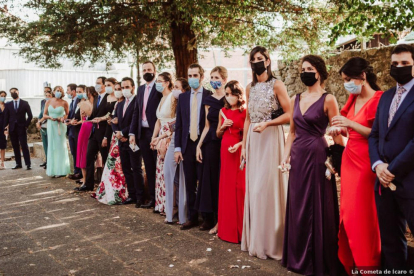 Imatge d'arxiu d'un casament del 2020, amb els assistents amb mascareta.